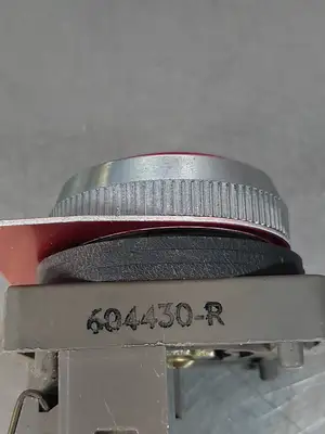 IDEC 604430-R Momentary Push Button Red Loc4E27