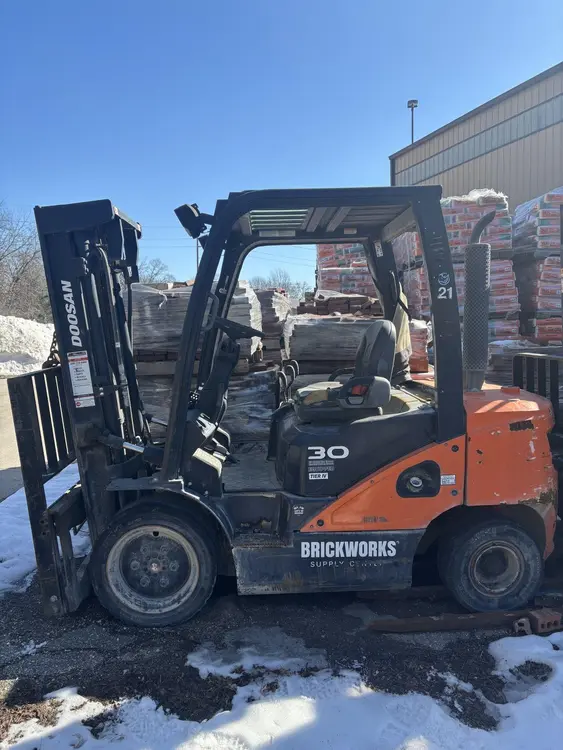 Used 2017 DOOSAN D30S-7N Internal Combustion Forklifts: Pneumatic Tire Indiana US | Aucto #1307991
