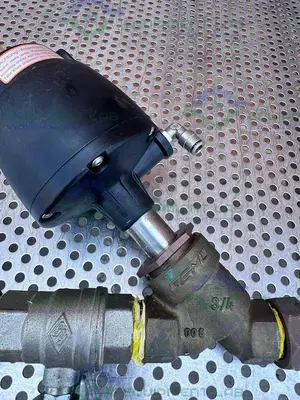 USED GEMU 554/15 PNEUMATIC ANGLE SEAT GLOBE VALVE W/ 3/4" COMPRESSION FITTING, VALVE