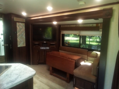 USED 2018 WHITE HAWK 23MRB
