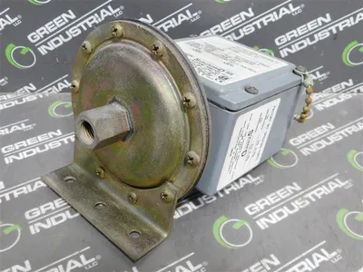 Square D 9016 GAW-21 Vacuum Switch 100 psig 6.9 bar 0-28.7 In-Hg 0-973 mbar Used