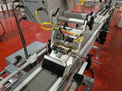 Universal Top and Bottom Label Applicator with Top-and-Bottom Transport Conveyor