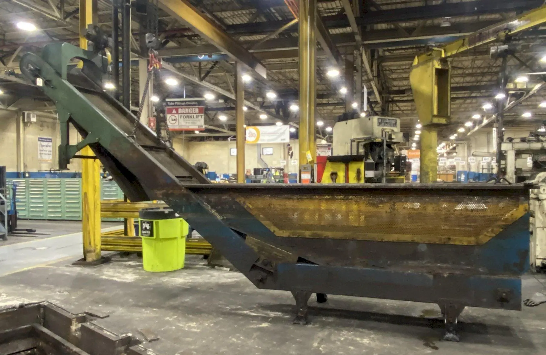 20' LONG X 24” WIDE STEEL BELT POWERED INCLINED PARTS CONVEYOR: STOCK #20817
