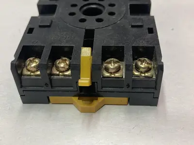 USED OMRON P2CF-08
