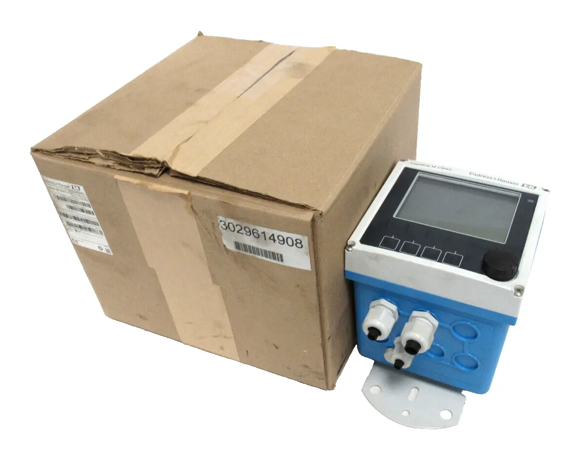 NEW ENDRESS HAUSER CM42-MAA001EAE00 TEMPERATURE READER CM42MAA001EAE00
