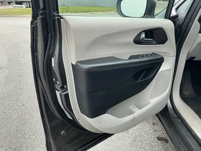 USED 2019 CHRYSLER PACIFICA