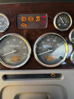 USED 2014 PETERBILT 386