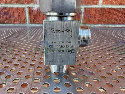 USED SWAGELOK SS-12NRS12-A NEEDLE VALVE 5800 PSI W/ 1" THREADED FITTING