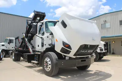 New | in-Stock 2027 MACK MD7 Rolloff Trucks Texas US | Roll Off Truck World #1491920