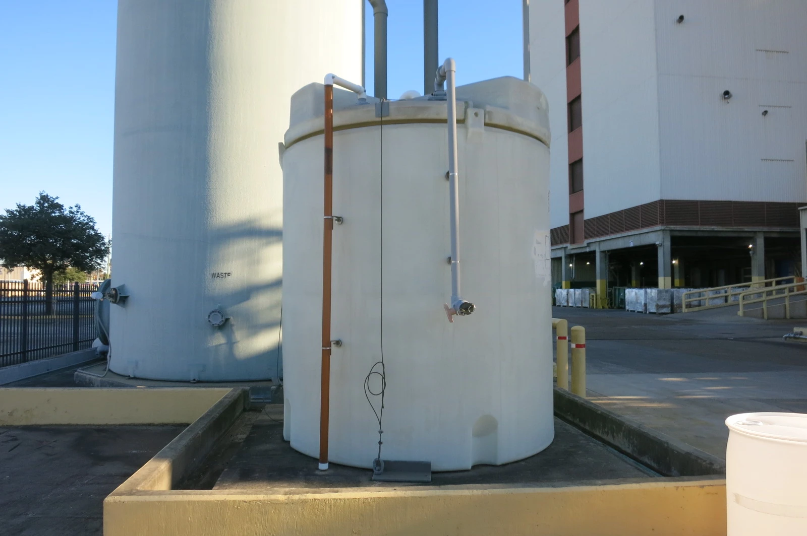 3,750 gal Poly Tank, approx 8'dia x 10'H with lid cover