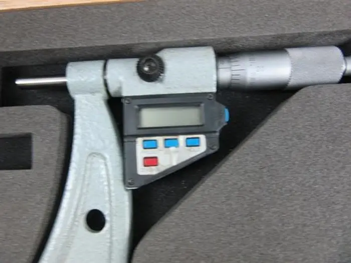 MITUTOYO MIII8 Digit Outside Micrometer, 10-11", .001 mm with case