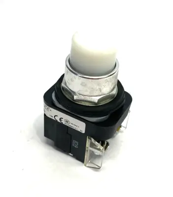 USED ALLEN BRADLEY SER. T ILLUMINATED PUSHBUTTON WHITE