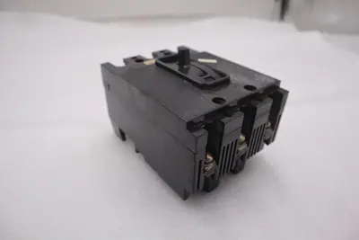 ITE CIRCUIT BREAKER EE3B015 15 AMP 3 POLE 240 VAC 125/250 VDC STOCK B-616