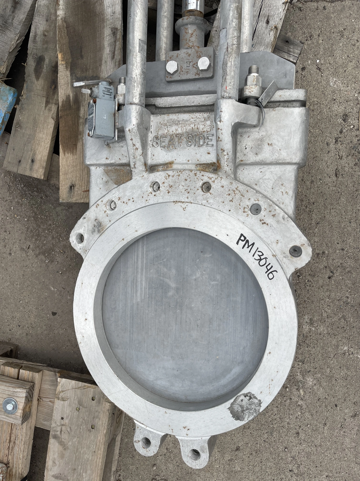Trueline TL 16"-150 knife gate valve with pneumatic actuator