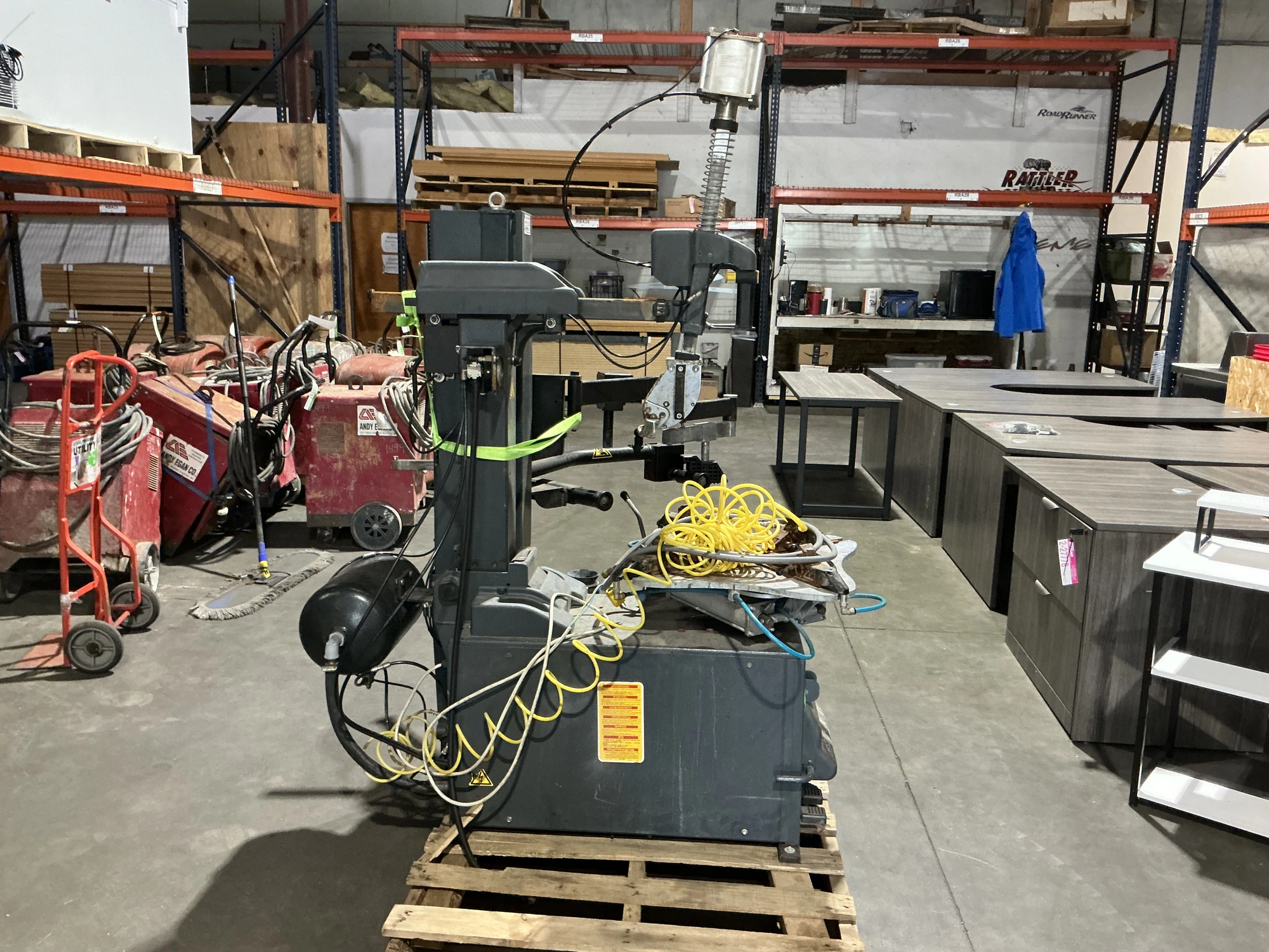 Used BOSCH TCE 4465 PREMIUM AUTOMATIC TELESCOPING TILT-BACK TIRE CHANGER Valve Grinders Michigan US | Miedema Asset Management Group #1437281