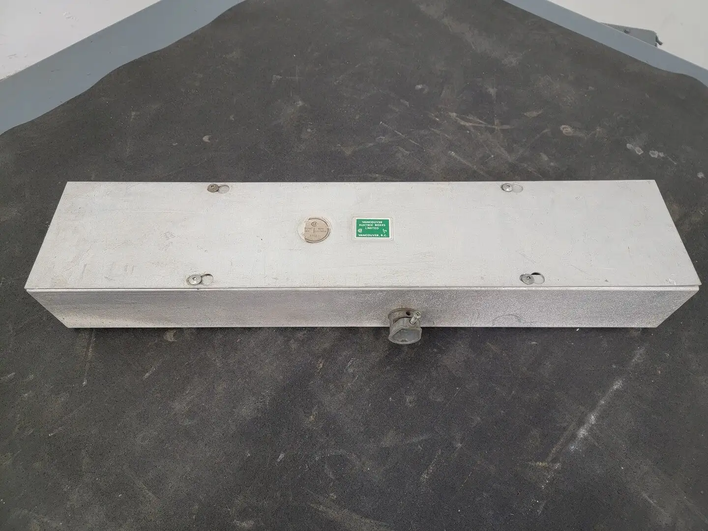 24" x 5" x 3" Splitter Box