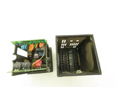 Honeywell UDC3300 Digital Temperature Controller DC330B-KE-000-10-000000-00-0