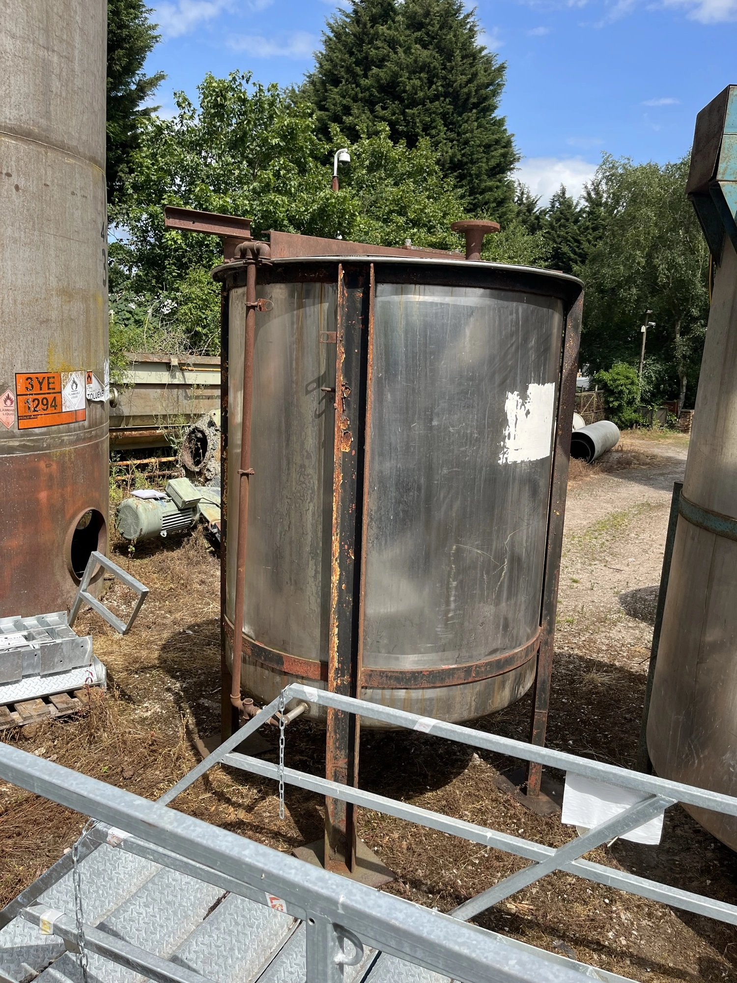 3,600 L S/S Vertical Enclsoed Storage Tank