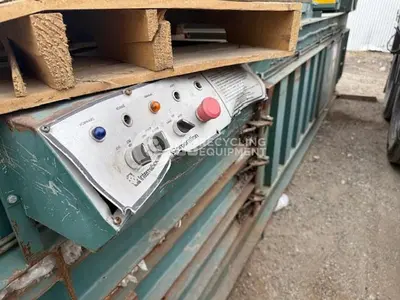 USED INTERNATIONAL BALER 1295 CLOSED DOOR HORIZONTAL