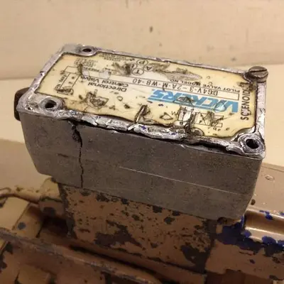 USED VICKERS DG4V-3-2A-M-WB-40 VALVE