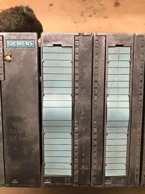 Siemens SIMATIC ET-200M PLC Interface Module 153-1AA02-0XB0 w/ 8 Modules / Rack