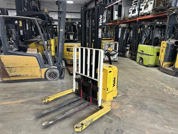 Used 2015 YALE MSW030SF Pallet Stackers South Carolina US | Zoom Lifts & Equipment #1182309