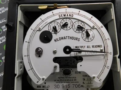 General Electric 700X95G236 Polyphase Watthour Meter DSMW-63 120V 3W CL10 Used