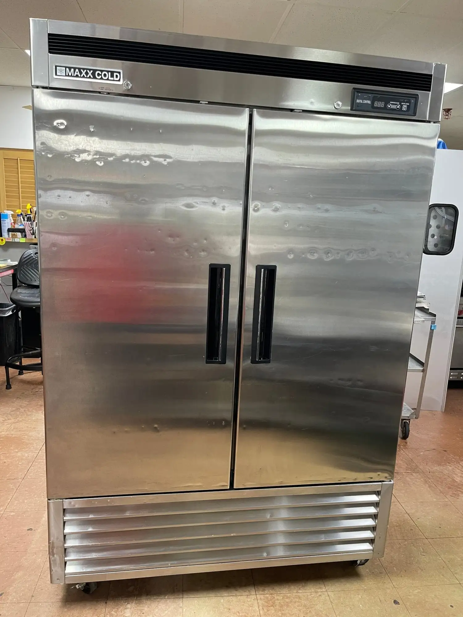 Used Maxx Cold Used 54" Maxx Cold MCR-49FDHC Stainless Two Section Reach In Refrigerator 120V Refrigerators Illinois US | Falcon Restaurant Supply #1374945
