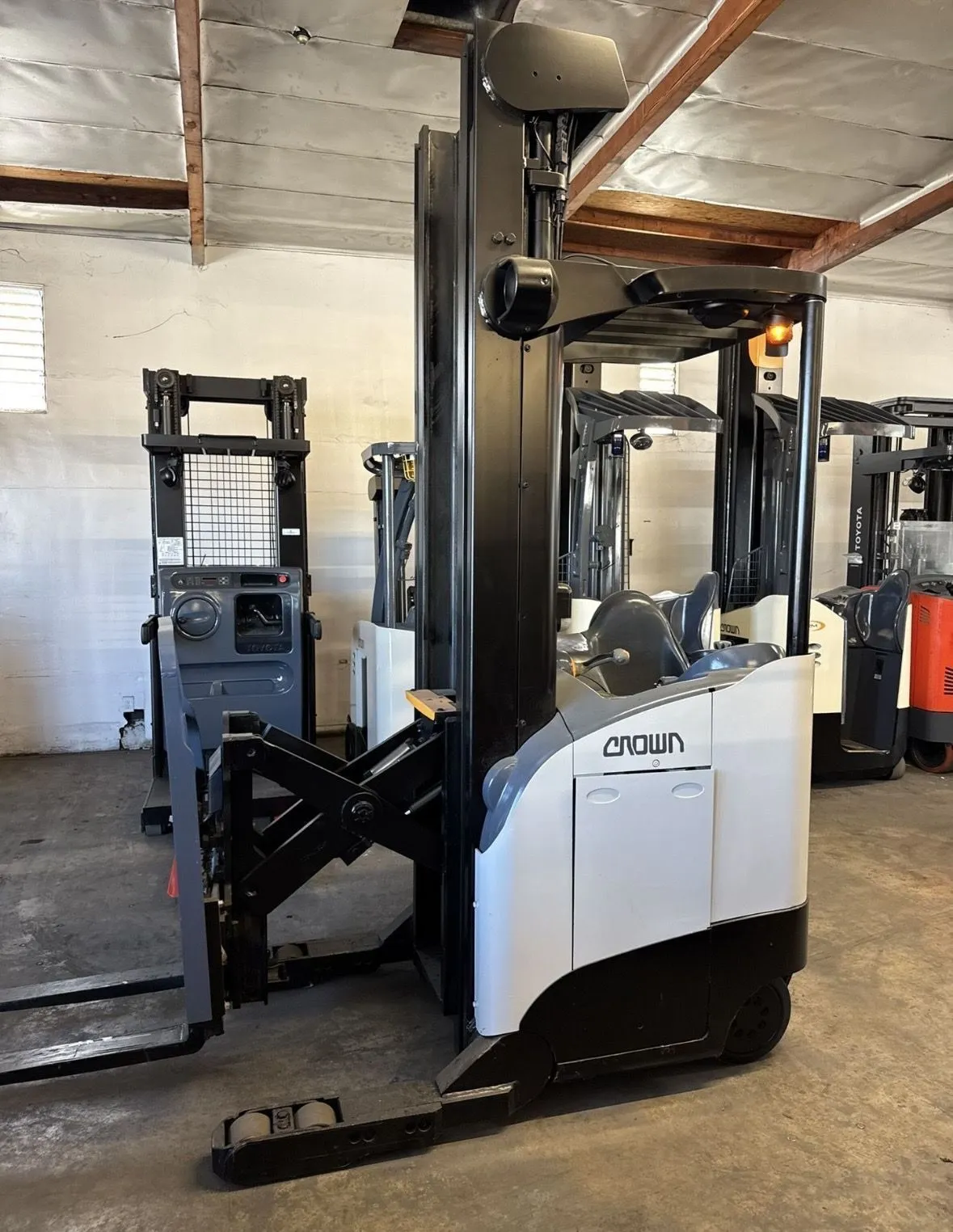 USED 2017 CROWN RR5725-45