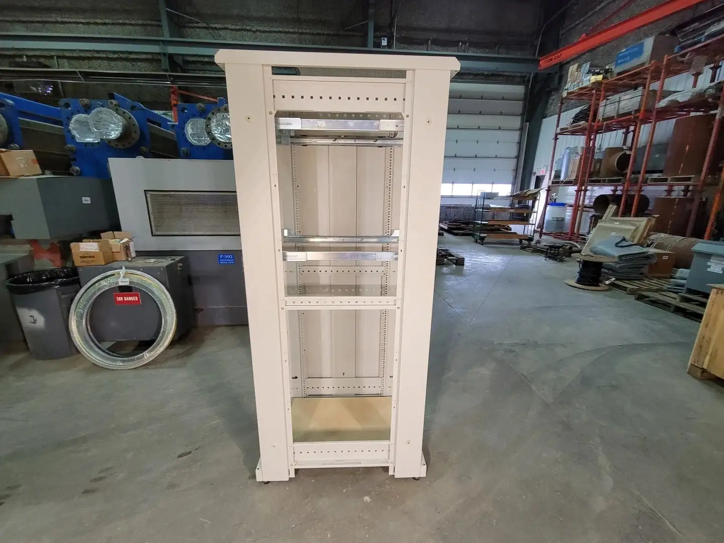 NetShelter SX Server Rack Enclosure 42U White 75"x25"x34"