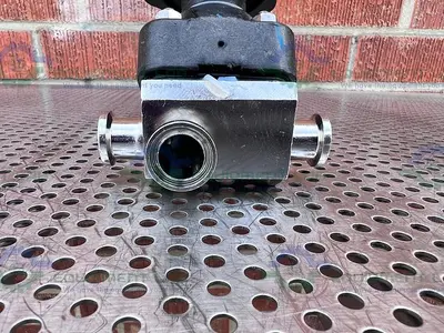 USED ITT PURE FLO 3-WAY .75-316L-RA20MAX DIAPHRAGM VALVE W/ 3/4" SANITARY FITTING