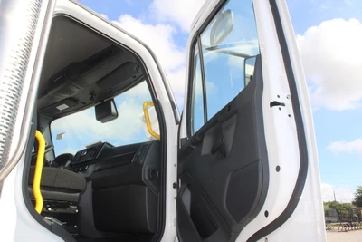 New | in-Stock 2027 FREIGHTLINER 114SD PLUS Rolloff Trucks Texas US | Roll Off Truck World #1507657