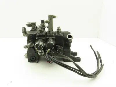 Toyota 67620-U1361-71 Hydraulic 3-Spool Forklift Mast Control Valve From 8FBE15U