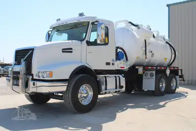 Used 2019 VOLVO VHD64B200 Vacuum Truck Texas US | Roll Off Truck World #1492017