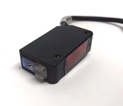 USED KEYENCE LASER SENSOR, BUILT IN AMPLIFIER, 12-24 VDC