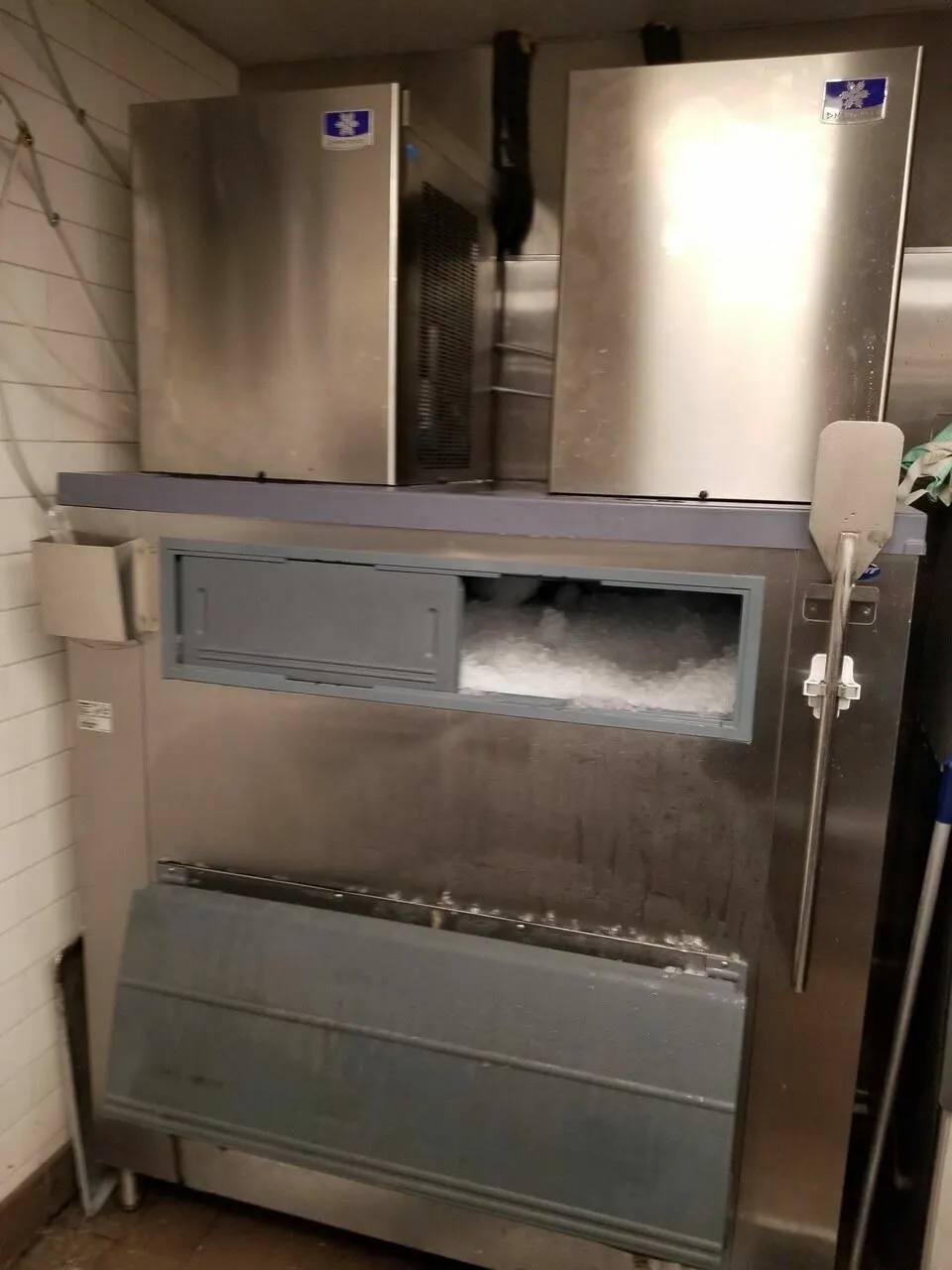 75-0322 Manitowoc Nugget Style 1000 Pound Ice Maker w/ 2 Remote Condensing Units