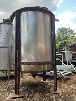3,600 L S/S Vertical Enclsoed Storage Tank