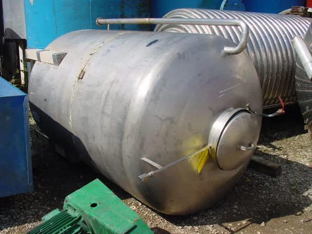 2750L S/S Vertical Enclosed Tank