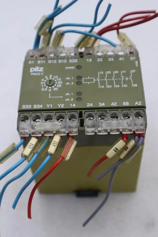 PILZ SAFETY RELAY 474790 PNOZ V 30S 24 V DC  PNOZV30S24VDC STOCK K-3831