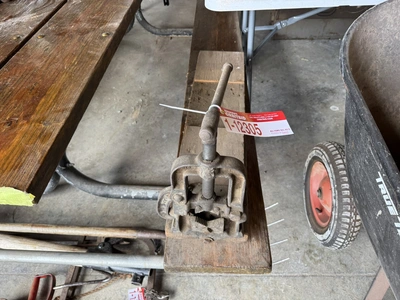 (1) bench top style vise.