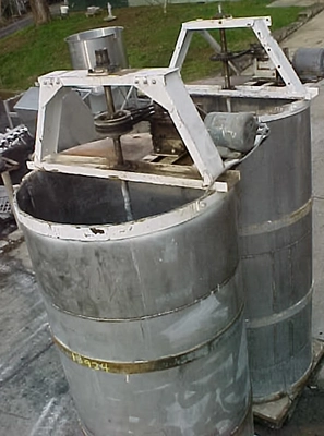 USED 750 GALLON OPEN TOP MIXING TOP OPEN TOP MIXING TANK