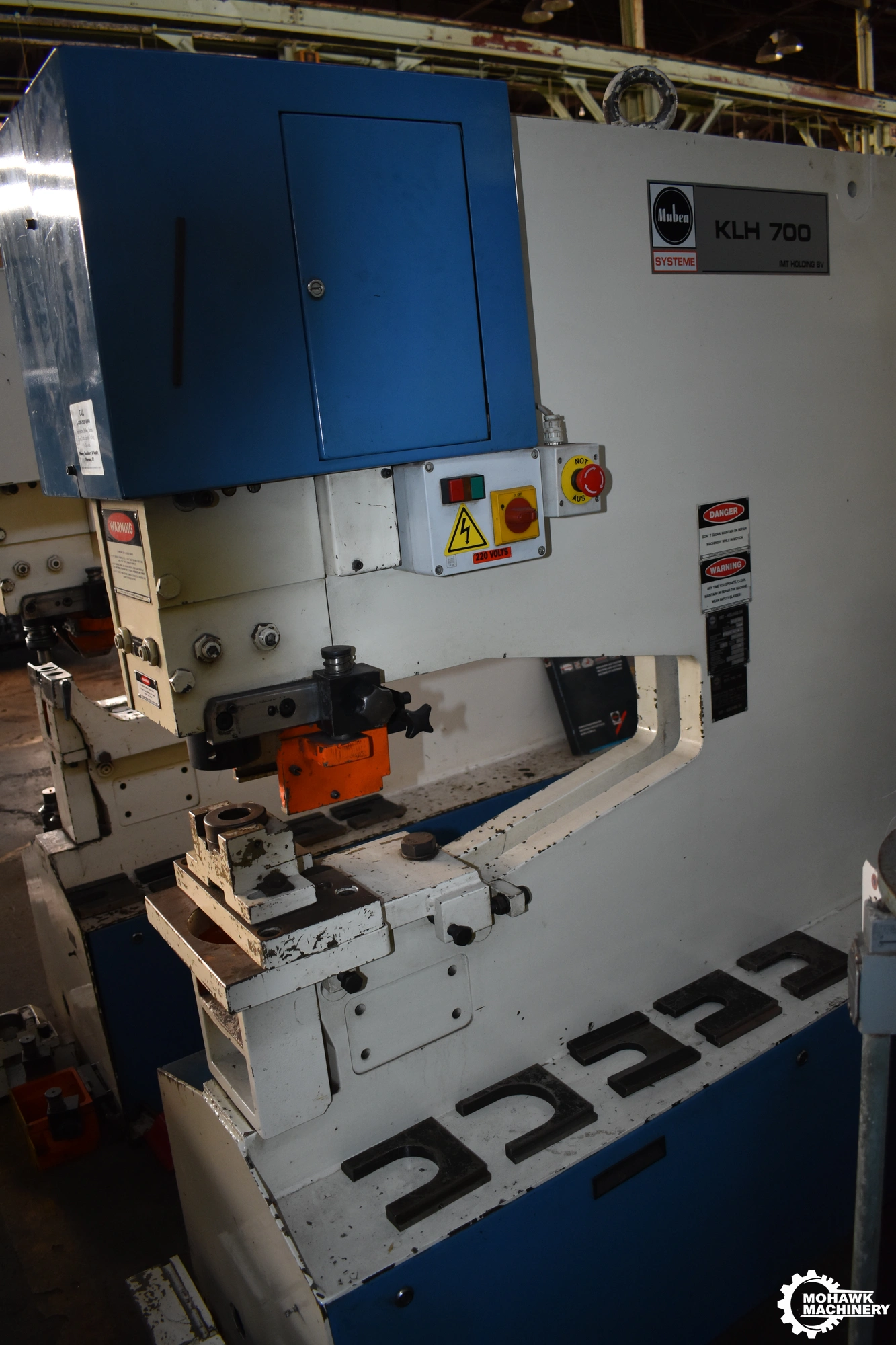 77 TON MUBEA "KLH 700/760" HYDRAULIC PUNCH w/INFINITELY VARIABLE STROKE CONTROL - 30” THROAT - TOOLING & EXTRA COMPONENTS