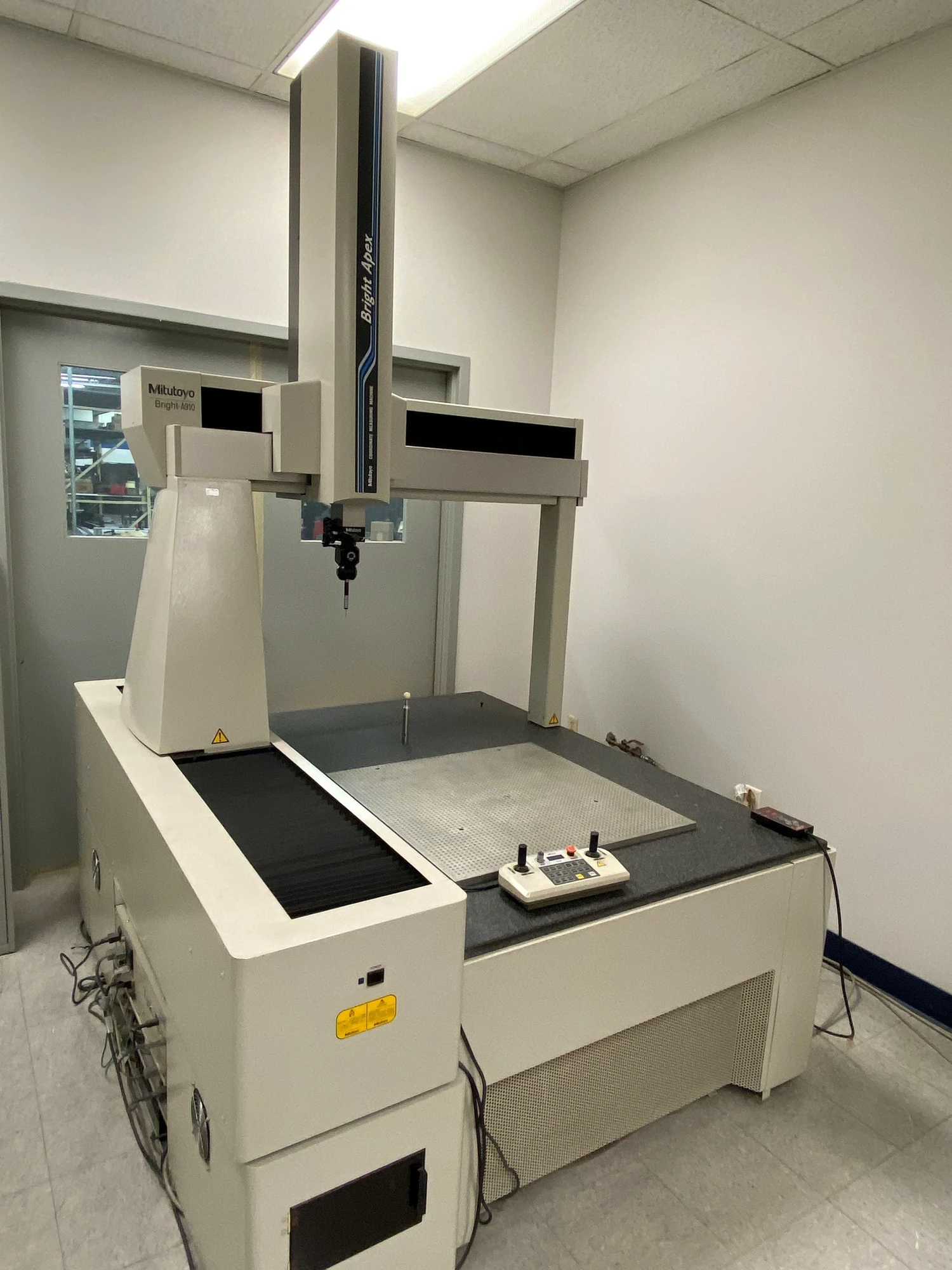 USED MITUTOYO BRIGHT 910