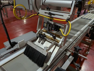 Universal Top and Bottom Label Applicator with Top-and-Bottom Transport Conveyor