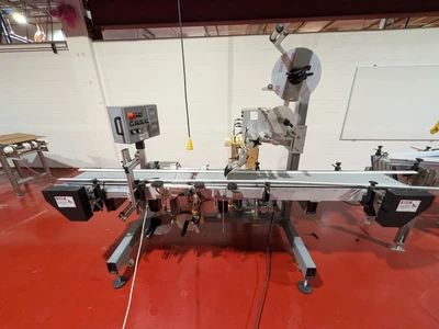 Universal Top and Bottom Label Applicator with Top-and-Bottom Transport Conveyor