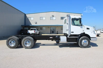 Used 2014 VOLVO VHD64B200 Cab Chassis trucks Texas US | Roll Off Truck World #1491961