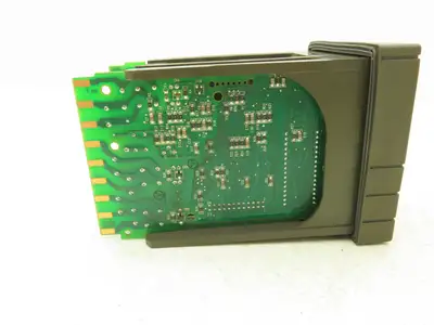 Honeywell UDC3300 Digital Temperature Controller DC330B-KE-000-10-000000-00-0