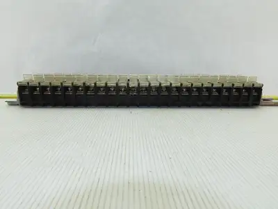 Idec BAF111SDU 24V 10A Fuse Holder W/Indicator 18-10AWG On DIN Rail Lot of 23