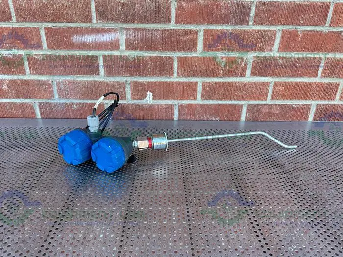 Used MAGNETROL 705-5100-110/7EF-E4PN-024  LEVEL TRANSMITTER W/ 2.5" FITTING Misc Electrical & Power Parts | Equipment Lab #486629