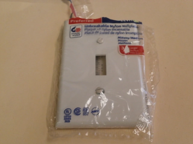 NEW Leviton R52-PJ1-W